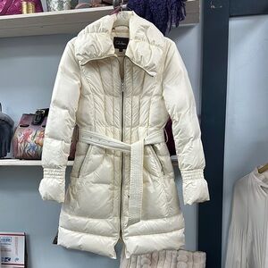 COLE HAAN White Puffer Coat with Wide Collar and Belt
Size SMALL